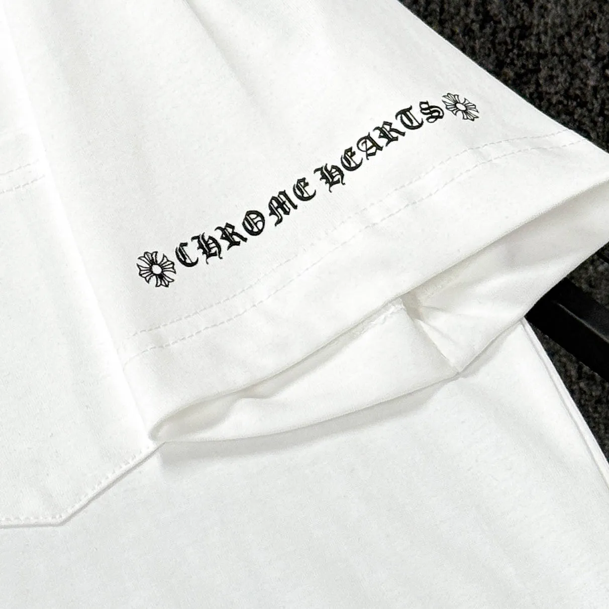 P170 🔥🔥🔥Chrome Hearts 25 high versions. The fabric is made of 300 grams of high-density pure cotton. It does not deform or shrink. It has three labels. It is the same style for men and women. Technology: Digital printing. Color: White. Black. SIZE: S-XL.